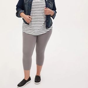 NWT Torrid Capri premium legging light grey